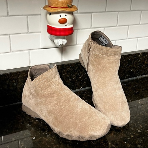 Skechers Wide Fit Suede Ankle Boots - Picture 2 of 9